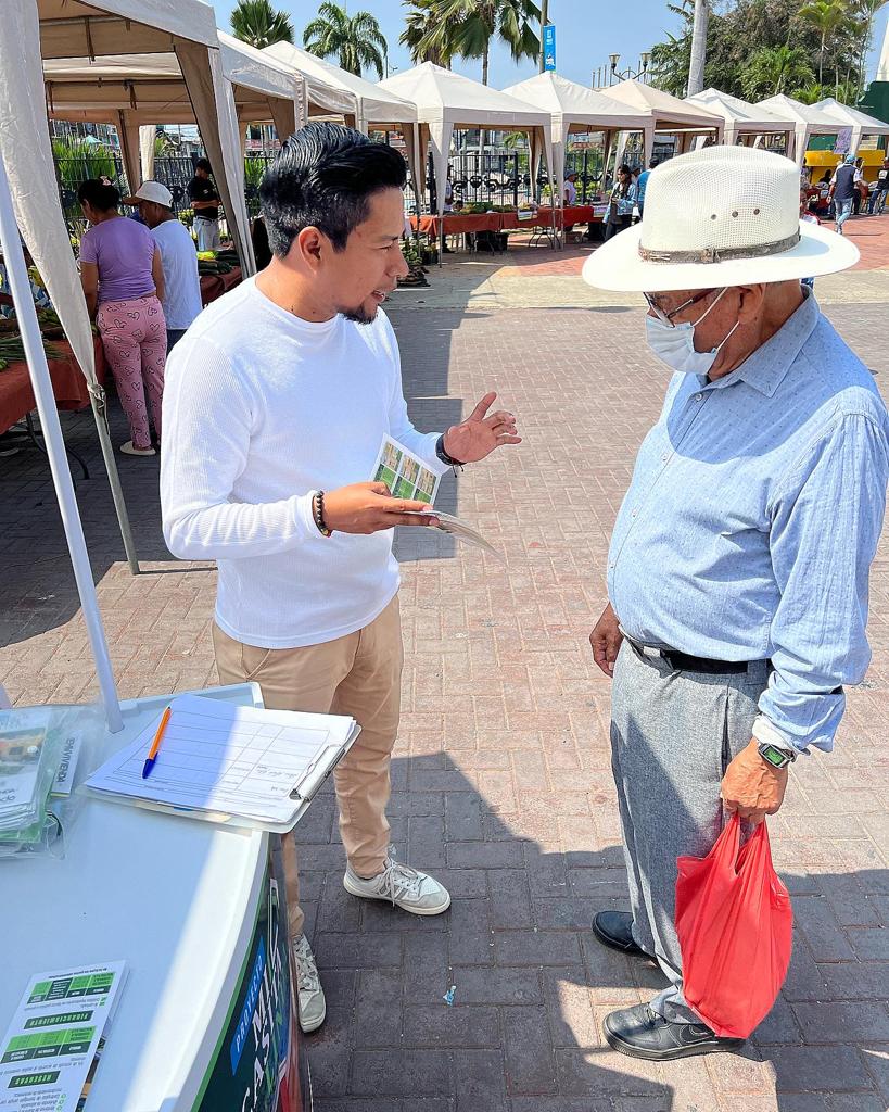 Emuvivienda EP presente en la Feria Artesanal Agropecuaria en Santa Elena