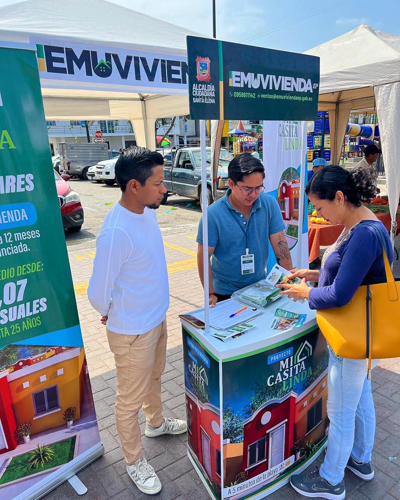 Emuvivienda EP presente en la Feria Artesanal Agropecuaria en Santa Elena
