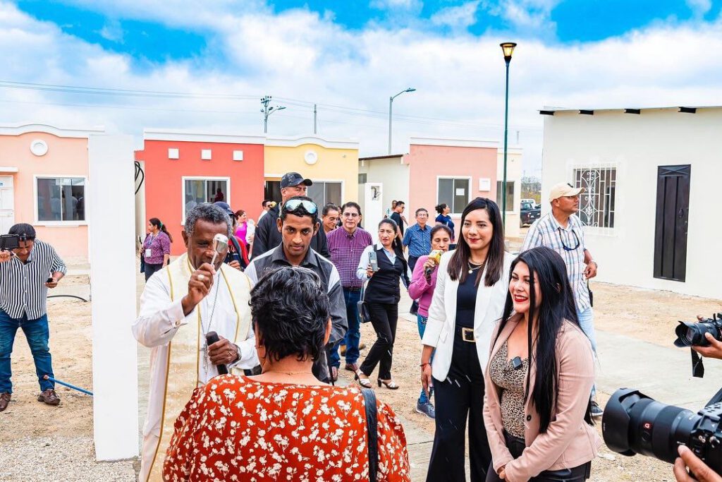 Entrega de las primeras 11 viviendas de Mi Casita Linda